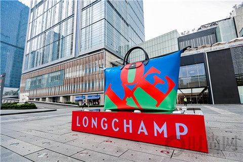 焕新经典 携爱而来 LONGCHAMP X ROBERT INDIANA 系列发布