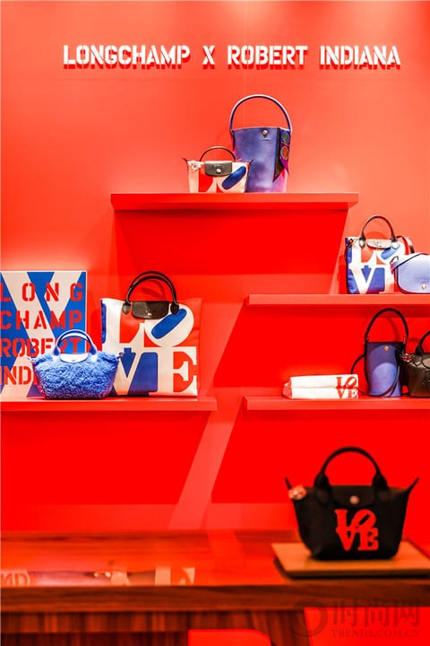焕新经典 携爱而来 LONGCHAMP X ROBERT INDIANA 系列发布